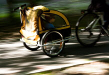 Je možné sa bicyklovať s bábätkom? Detský cyklovozík vám to umožní